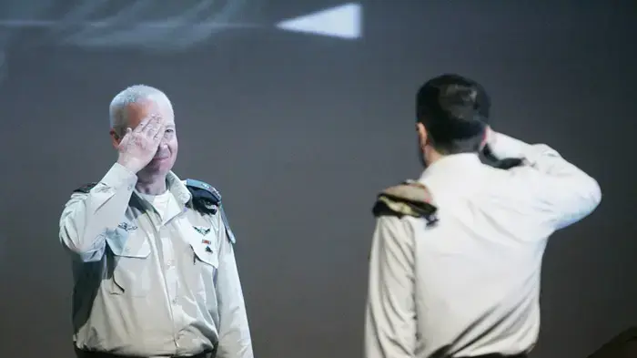 רס"ן ד"ר אלכסנדר מקבל צל"ש מהאלוף יואב גלנט דצמבר 2009 רס"ן ד"ר אלכסנדר מקבל צל"ש מהאלוף יואב גלנט דצמבר 2009
