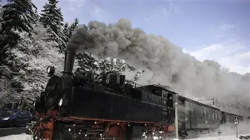 רכבת קיטור דוהרת בשלג בהרים במזרח גרמניה 