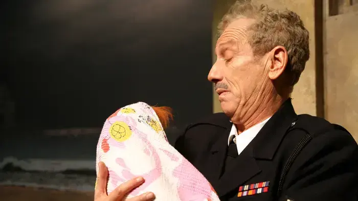 מוני מושונוב מתוך ההצגה "השוטר אזולאי" מוני מושונוב מתוך ההצגה "השוטר אזולאי"