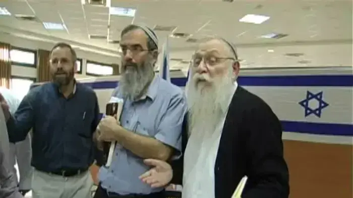הלחץ פועל: הרב אליעזר מלמד גינה הסרבנות