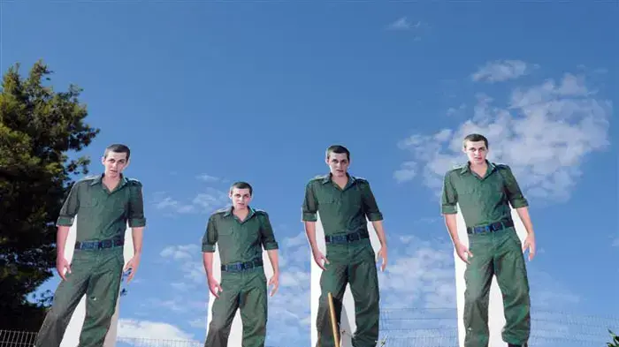 דמויות קרטון בהדמיית גלעד שליט שהוצבו היום, 21 בדצמבר 2009 , מחוץ למשרד ראש הממשלה בזמן ששבעיית השרים מתכנסת בעניינו דמויות קרטון בהדמיית גלעד שליט שהוצבו היום, 21 בדצמבר 2009 , מחוץ למשרד ראש הממשלה בזמן ששבעיית השרים מתכנסת בעניינו