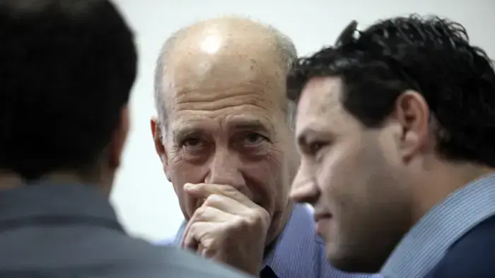 אהוד אולמרט, ראש הממשלה לשעבר הופיע בבית משפט מחוזי ביחד עם העוזרת האישית שולה זקן 21.12.09