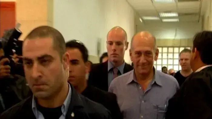 אהוד אולמרט כופר בכל האישומים נגדו
