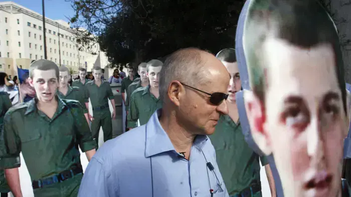 נעם שליט לפני פגישתו על נתניהו נעם שליט לפני פגישתו על נתניהו