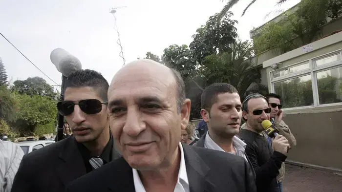 שאול מופז יוצא מביתה של ציפי לבני דצמבר 2009