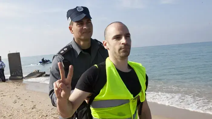 16 מפגינים של אנרכיסטים נגד הגדר נעצרו בניסיון לשבור את המצור על עזה דצמבר 2009 
