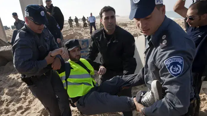 16 מפגינים של אנרכיסטים נגד הגדר נעצרו בניסיון לשבור את המצור על עזה דצמבר 2009 