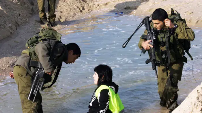 16 מפגינים של אנרכיסטים נגד הגדר נעצרו בניסיון לשבור את המצור על עזה דצמבר 2009 