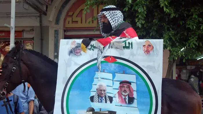 אדם מרצועת עזה על סוס קורא לאחדות פלסטינית אדם מרצועת עזה על סוס קורא לאחדות פלסטינית