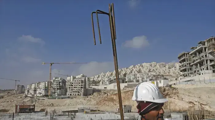 פועלים פלסטינים בונים בהר חומה סמוך לירושלים