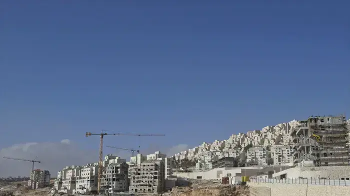 פועלים פלסטינים בונים בהר חומה סמוך לירושלים