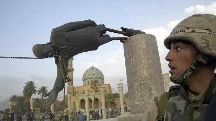 חייל אמריקני צופה בהמון עירקי מושך פסל ענק של נשיא עירק לשעבר סדאם חוסיין במרכז בגדד זמן קצר לאחר כניסת כוחות ארצות הברית לעיר - אפריל 2003 חייל אמריקני צופה בהמון עירקי מושך פסל ענק של נשיא עירק לשעבר סדאם חוסיין במרכז בגדד זמן קצר לאחר כניסת כוחות ארצות הברית לעיר - אפריל 2003