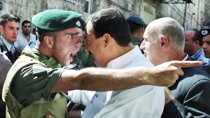 עימות בין שוטר משמר הגבול למפגין במזרח ירושלים בזמן מהומות אוקטובר 2000 עימות בין שוטר משמר הגבול למפגין במזרח ירושלים בזמן מהומות אוקטובר 2000