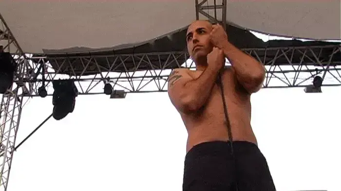 הקוסם חזי דין יוצא מקוביית הקרח לאחר שלושה ימים