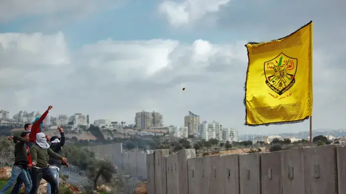 מפגינים פלסטינים משליכים אבנים על כוח צה''ל סמוך לגדר ההפרדה בכפר ניעלין בשומרון