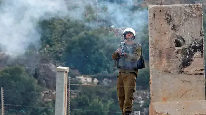 שוטר מג''ב יורה גז מדמיע על מפגינים פלסטינים סמוך לכפר ניעלין בשומרון