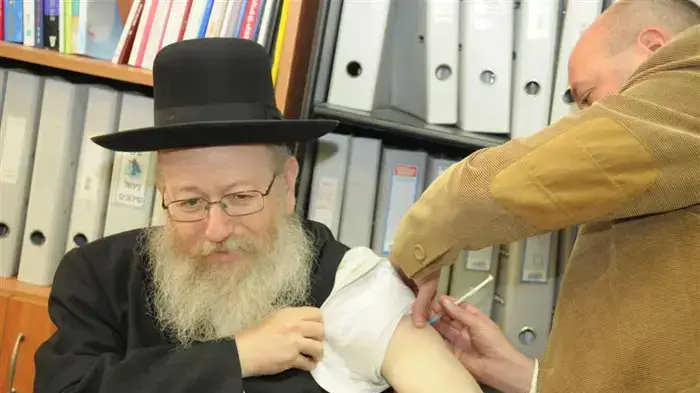 יעקב ליצמן מתחסן נגד שפעת החזירים ינואר 2010