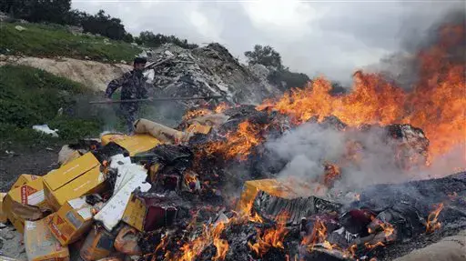 פלסטינים בסלפית שורפים מוצרים מההתנחלויות