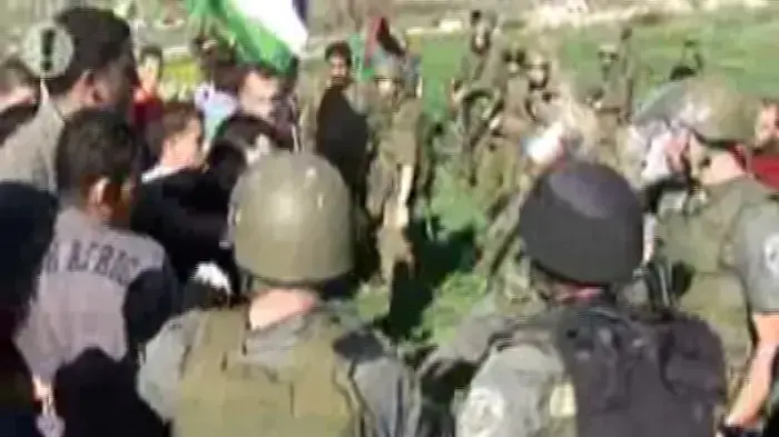 עימותים בין מאות פלסטינים למתנחלים סמוך לנווה צוף