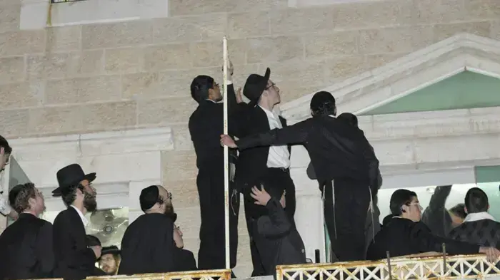 הוצאת דיבוק בישיבת השלום  ינואר 2010 