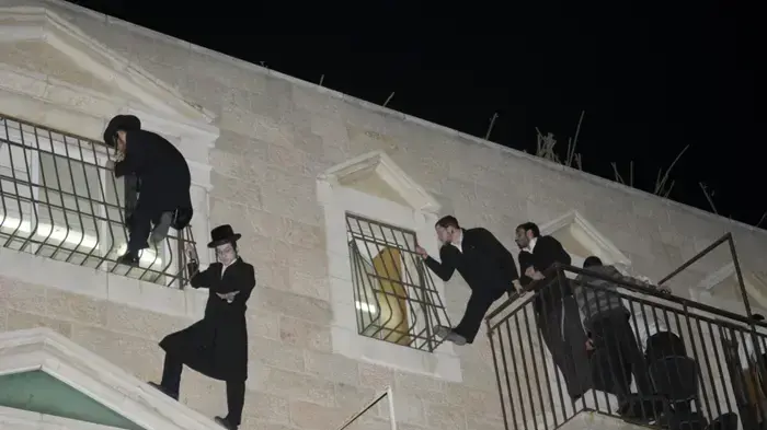 הוצאת דיבוק בישיבת השלום  ינואר 2010 
