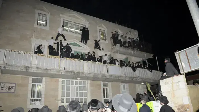 הוצאת דיבוק בישיבת השלום  ינואר 2010 