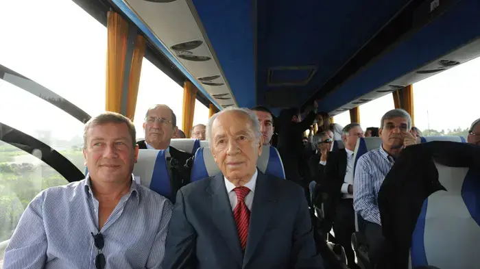 שמעון פרס, נוחי דנקנר יוסי בכר באוטובוס מנכ"לים ינואר 2010 שמעון פרס, נוחי דנקנר יוסי בכר באוטובוס מנכ"לים ינואר 2010