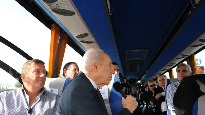 שמעון פרס, נוחי דנקנר יוסי בכר באוטובוס מנכ"לים ינואר 2010 שמעון פרס, נוחי דנקנר יוסי בכר באוטובוס מנכ"לים ינואר 2010
