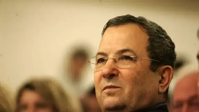 אהוד ברק בטקס חילופי מנכ"ל משרד הביטחון היוצא , תא"ל {במיל.} פינחס בוכריס ומנכ"ל משרד הביטחון הנכנס, אלוף {במיל.} אודי שני