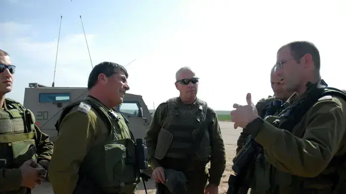 ביקור הרמטכ"ל באוגדת עזה בליווי מפקד פיקוד דרום, אלוף יואב גלנט ביקור הרמטכ"ל באוגדת עזה בליווי מפקד פיקוד דרום, אלוף יואב גלנט