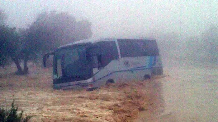  אוטובוס תקוע בנחל הרועה ליד קבוץ שדה בוקר