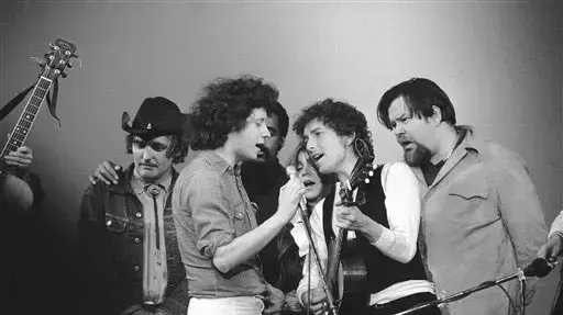 דניס הופר במופע צדקה בשנת 1974עם ארלו גאת'רי, מרטין ון פיבלס, בוב דילן ודיי ון רונק דניס הופר במופע צדקה בשנת 1974עם ארלו גאת'רי, מרטין ון פיבלס, בוב דילן ודיי ון רונק