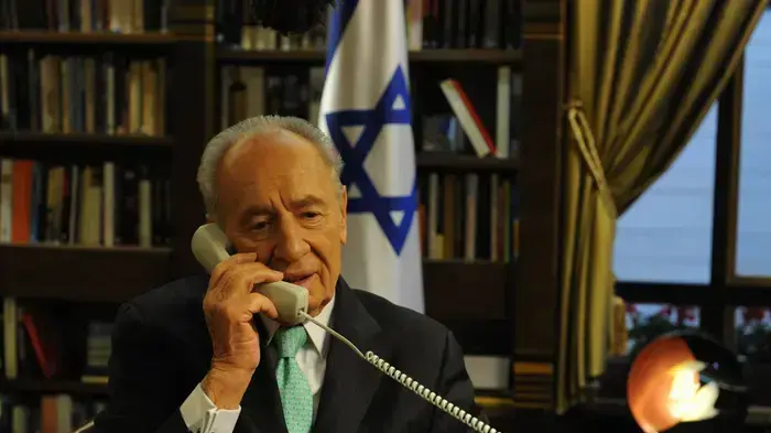 שמעון פרס משוחח עם המשלחת להאיטי שמעון פרס משוחח עם המשלחת להאיטי