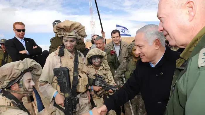 ראש הממשלה במסוק ומעיין במפה במהלך סיור בגבול מצרים ינואר 2010