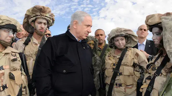 ראש הממשלה במסוק ומעיין במפה במהלך סיור בגבול מצרים ינואר 2010 