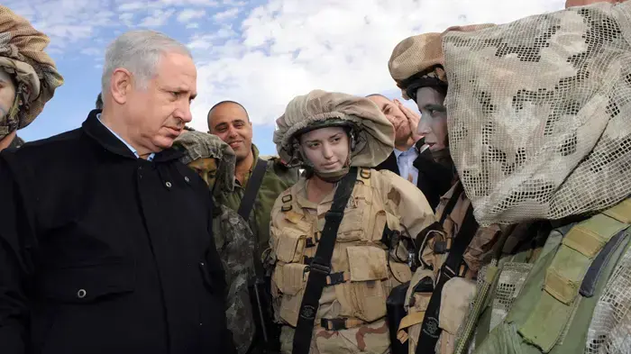 ראש הממשלה במסוק ומעיין במפה במהלך סיור בגבול מצרים ינואר 2010 