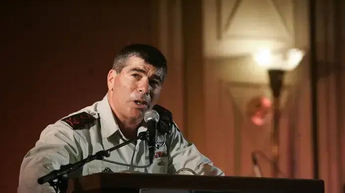 גבי אשכנזי, הרמטכל, בערב הוקרה לנכי חיל השריון, ינואר 2010 גבי אשכנזי, הרמטכל, בערב הוקרה לנכי חיל השריון, ינואר 2010