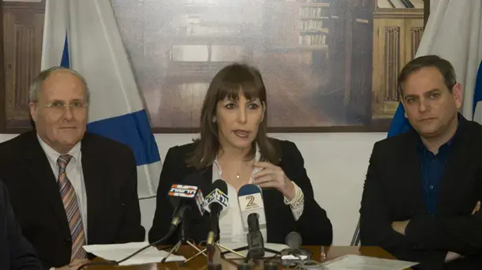 ניצן הורוביץ לימור לבנת וזבולון אורלב במסיבת עיתונאים של חוק הספרות ניצן הורוביץ לימור לבנת וזבולון אורלב במסיבת עיתונאים של חוק הספרות