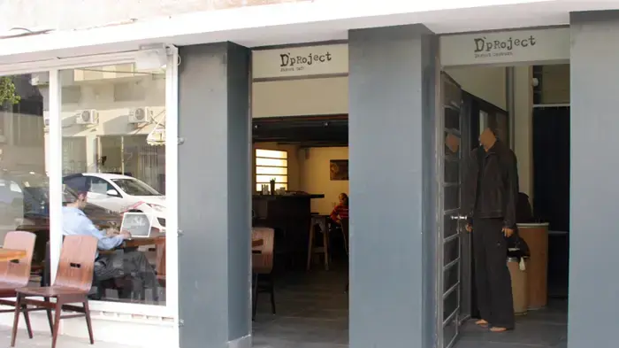חנות הבגדים ובית הקפה D PROJECT 
