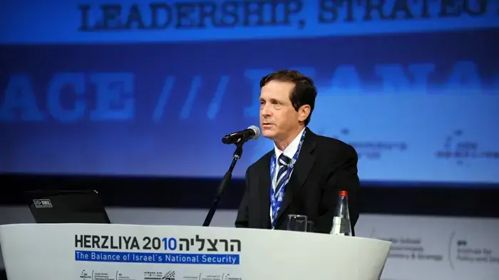 שר הרווחה יצחק הרצוג בכנס הרצליה