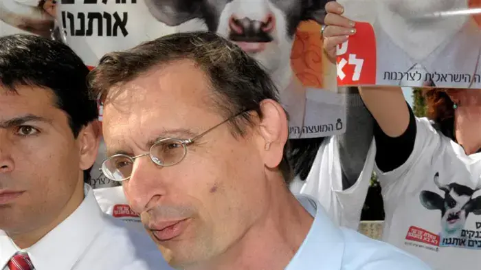 הפגנת מחאה של המועצה לצרכנות בדרישה לביטול עמלות העו"ש של הבנקים ינואר 2010 הפגנת מחאה של המועצה לצרכנות בדרישה לביטול עמלות העו"ש של הבנקים ינואר 2010