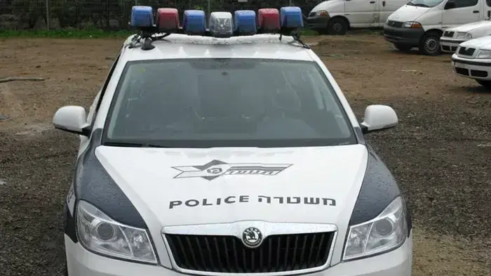 ניידת משטרת התנועה עם גשר תאורה חדש