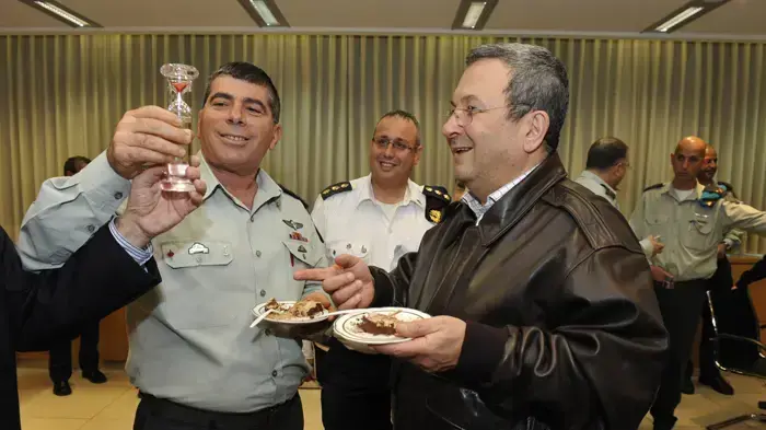 שר הביטחון אהוד ברק חוגג את יום הולדתו ה-68 בקרייה בתל אביב