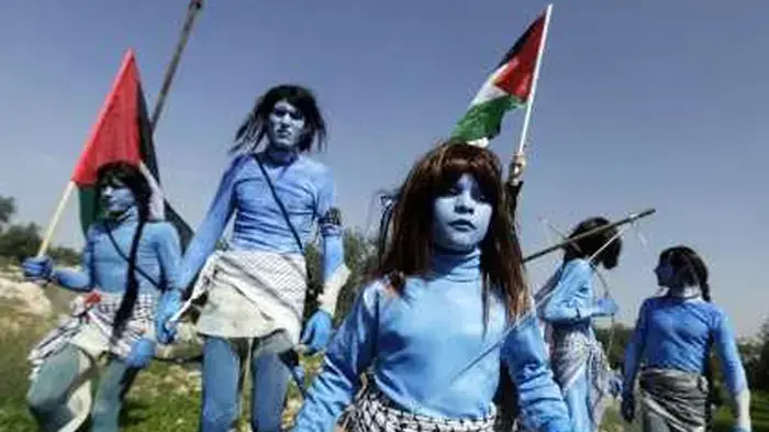 מפגינים מתחפשים לאווטאר בניעלין מפגינים מתחפשים לאווטאר בניעלין