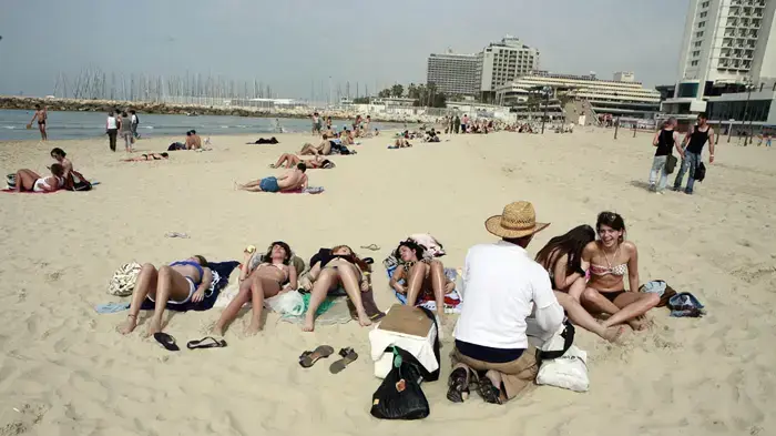 חוף היום בתל אביב פברואר 2010