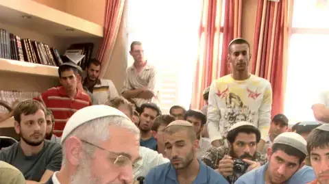 הרב מרדכי אלון במהלך דרשה לתלמידיו ב-16 בפברואר 2010 הרב מרדכי אלון במהלך דרשה לתלמידיו ב-16 בפברואר 2010