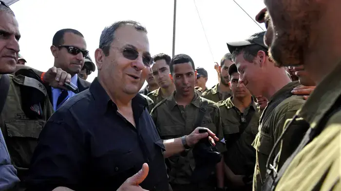 שר הביטחון אוהד ברק במהלך ביקור במחנה ביסל"ח- פברואר 2010 