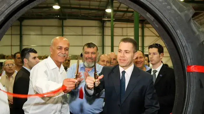 השר להגנת הסביבה גלעד ארדן, ראש המועצה האזורית שומרון גרשון מסיקה ומנכ"ל מפעל למחזור צמיגים תא"ל (מיל) אמל אסעד.