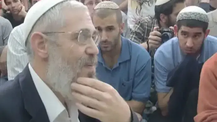 הפורום טוען: אלון אמר שיפסיק, אך שב לנצל מינית