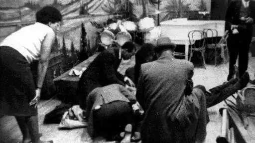 מלקולם אקס מקבל טיפול אחרי שנורה ב-21 בפברואר 1965 מלקולם אקס מקבל טיפול אחרי שנורה ב-21 בפברואר 1965